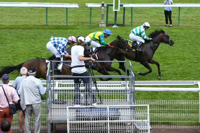 Photo d'arrivée de la course pmu PRIX DE FRESNOY-LA-RIVIERE à COMPIEGNE le Mardi 5 juillet 2022