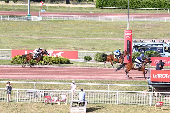 Photo d'arrivée de la course pmu PRIX DE LA PLACE DU TROCADERO à ENGHIEN le Mercredi 6 juillet 2022