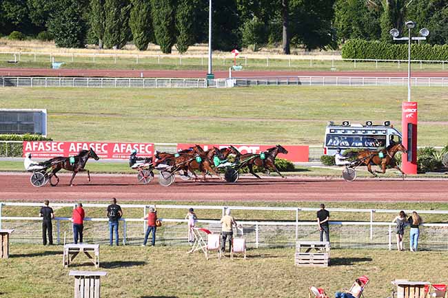 Photo d'arrivée de la course pmu PRIX DE LA PLACE SAINT-AUGUSTIN à ENGHIEN le Mercredi 6 juillet 2022