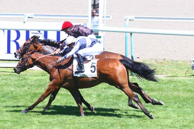 Photo d'arrivée de la course pmu PRIX ROLAND DE CHAMBURE à DEAUVILLE le Dimanche 10 juillet 2022