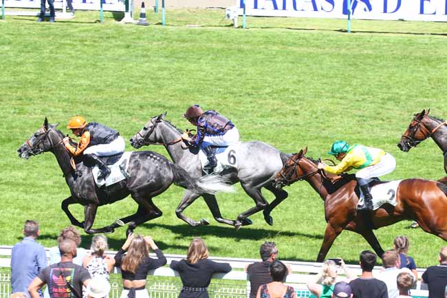 Photo d'arrivée de la course pmu PRIX GOLDIKOVA (PRIX DE LA CALONNE) - FONDS EUROPEEN DE L'ELEVAGE à DEAUVILLE le Dimanche 10 juillet 2022