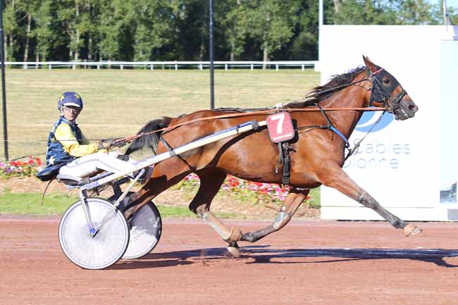 Photo d'arrivée de la course pmu PRIX STAND ANIMATION PMU à LES SABLES D'OLONNE le Lundi 11 juillet 2022