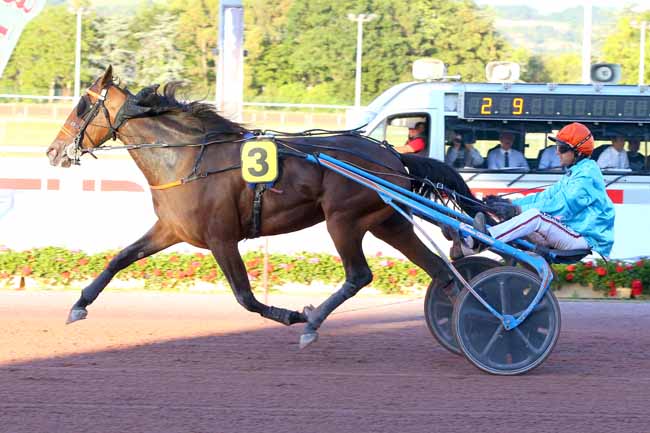 Photo d'arrivée de la course pmu PRIX PMU ''LE VEGA'' (PRIX DES HEMEROCALLES) à CABOURG le Vendredi 15 juillet 2022