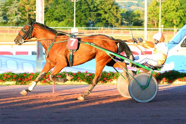 Photo d'arrivée de la course pmu PRIX RACEANDCARE (PRIX DES LEUCANTHEMES) à CABOURG le Vendredi 15 juillet 2022