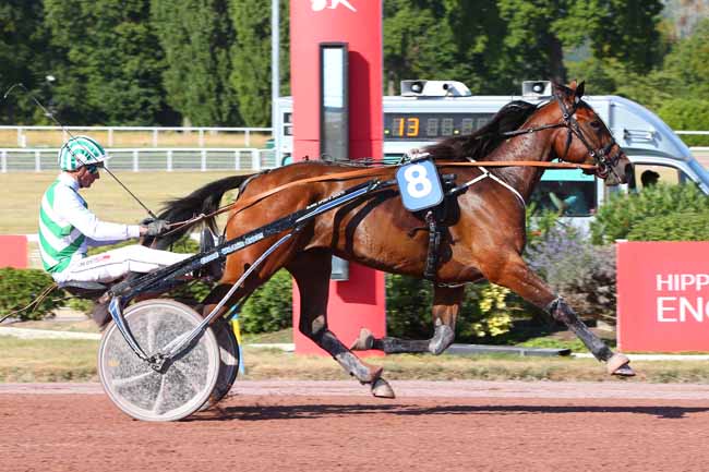 Photo d'arrivée de la course pmu PRIX D'ESCUROLLES à ENGHIEN le Samedi 16 juillet 2022