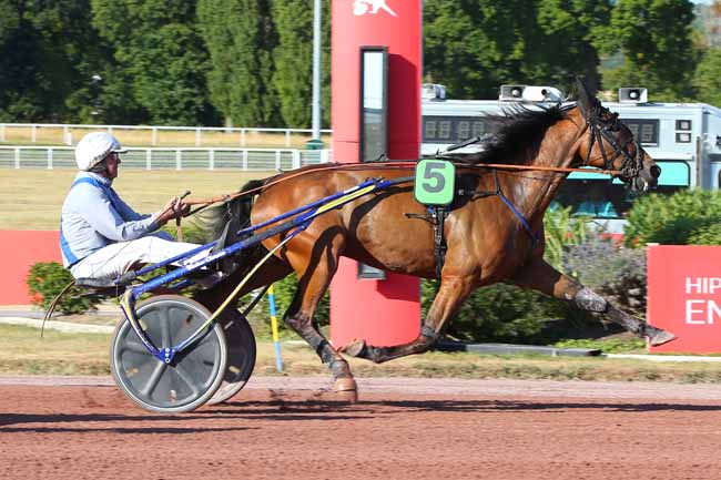 Photo d'arrivée de la course pmu PRIX DE PONT SAINT-MARTIN à ENGHIEN le Samedi 16 juillet 2022