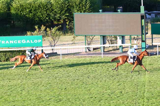 Photo d'arrivée de la course pmu PRIX DU VAL D'ENFER à SAINT CLOUD le Samedi 16 juillet 2022
