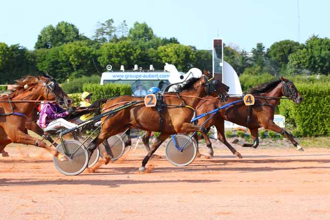Photo d'arrivée de la course pmu PRIX HOTEL IBIS CHERBOURG LA GLACERIE à CHERBOURG le Lundi 18 juillet 2022