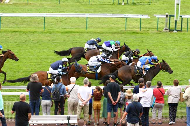 Photo d'arrivée de la course pmu PRIX DU CHATEAU DE PIERREFONDS à COMPIEGNE le Mardi 26 juillet 2022