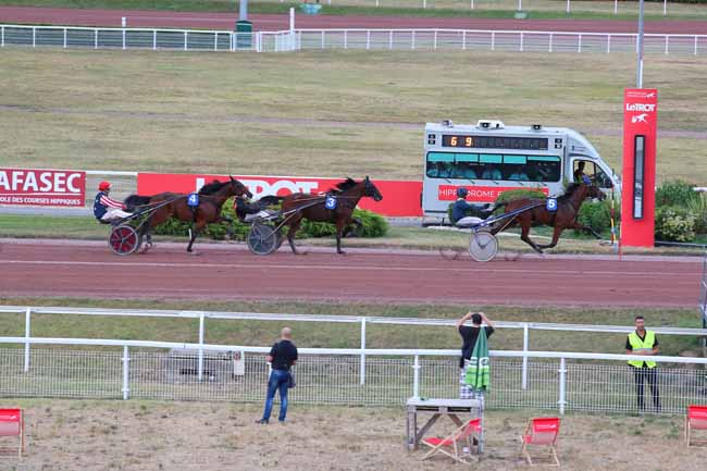 Photo d'arrivée de la course pmu PRIX DE LA PORTE DE CHOISY à ENGHIEN le Mercredi 27 juillet 2022