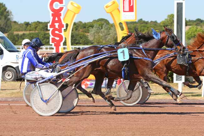 Photo d'arrivée de la course pmu PRIX DU PRESIDENT MAURICE DE FOLLEVILLE à PORNICHET le Mercredi 10 août 2022