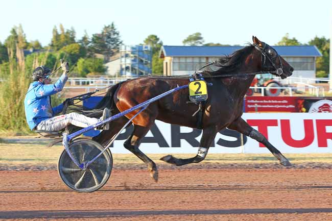 Photo d'arrivée de la course pmu GRAND PRIX HENRI DESMONTILS (GRAND NATIONAL DU TROT PARIS-TURF) à PORNICHET le Mercredi 10 août 2022
