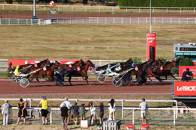 Photo d'arrivée de la course pmu PRIX DE LA PORTE D'ITALIE à ENGHIEN le Jeudi 11 août 2022