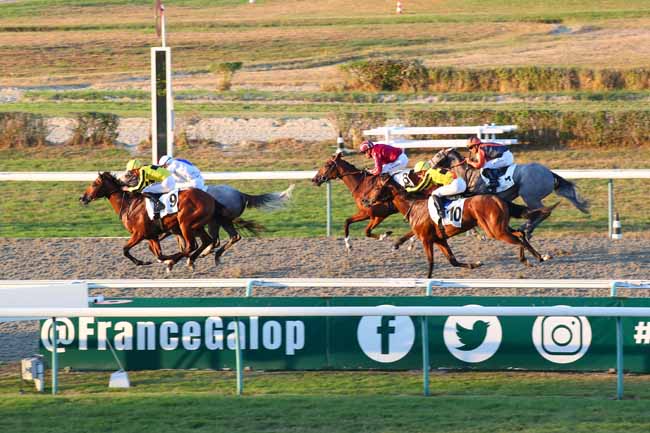 Photo d'arrivée de la course pmu PRIX DU CHATEAU DE MIROMESNIL à DEAUVILLE le Jeudi 11 août 2022