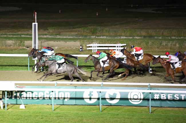 Photo d'arrivée de la course pmu PRIX DE LA FORET DE ROUMARE à DEAUVILLE le Jeudi 11 août 2022