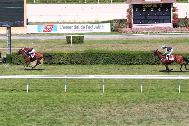 Photo d'arrivée de la course pmu PRIX GROUPE TRANCHANT (PRIX DES PLATANES) à CLAIREFONTAINE le Vendredi 12 août 2022