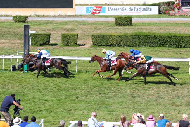 Photo d'arrivée de la course pmu PRIX CASINO ET COURSES (PRIX KENMARE) à CLAIREFONTAINE le Vendredi 12 août 2022