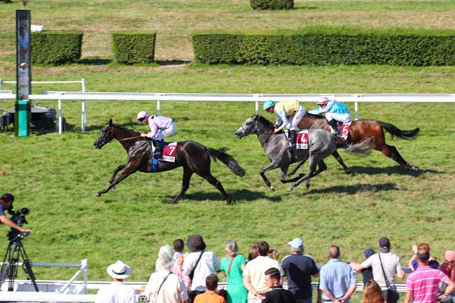 Photo d'arrivée de la course pmu PRIX FLASH DU CASINO (PRIX DE RICARVILLE) à CLAIREFONTAINE le Vendredi 12 août 2022
