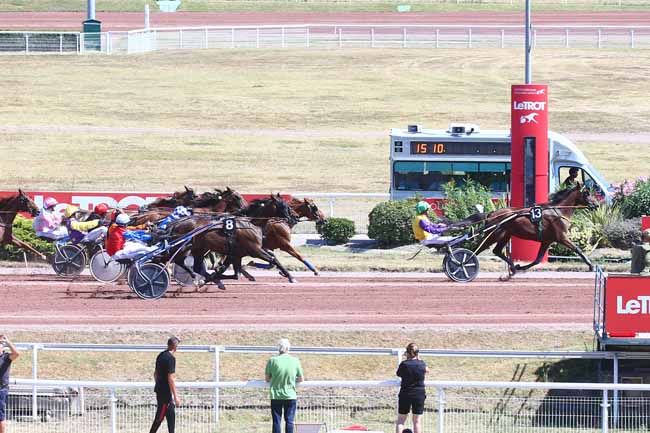Photo d'arrivée de la course pmu PRIX DE L'HOTEL DE VILLE à ENGHIEN le Samedi 13 août 2022