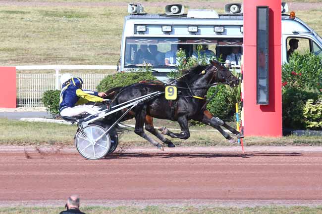 Photo d'arrivée de la course pmu PRIX DE LA PORTE DE VERSAILLES à ENGHIEN le Mercredi 17 août 2022
