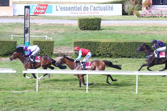 Photo d'arrivée de la course pmu PRIX DES LAVATERES à CLAIREFONTAINE le Lundi 22 août 2022