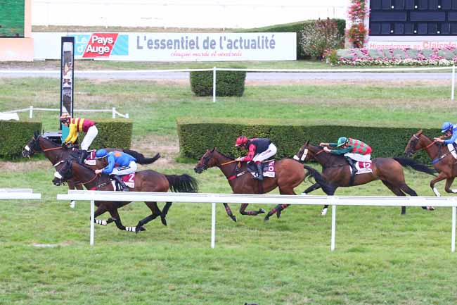 Photo d'arrivée de la course pmu GRAND STEEPLE-CHASE - VILLE DE DEAUVILLE à CLAIREFONTAINE le Lundi 22 août 2022