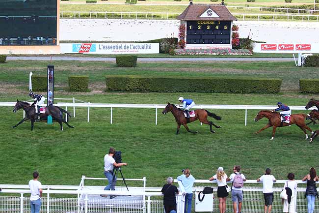 Photo d'arrivée de la course pmu CHAMPIONNAT PARIS-TURF DES APPRENTIS ET JEUNES-JOCKEYS - PRIX DES PARAPLUIES DE CLAIREFONTAINE (PRIX CHARLES PRATT) à CLAIREFONTAINE le Vendredi 26 août 2022