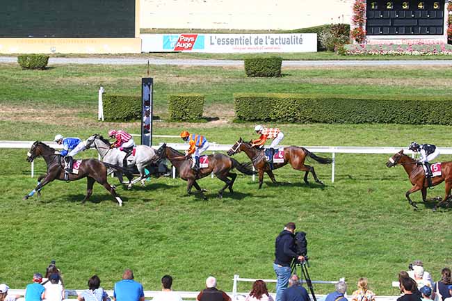 Photo d'arrivée de la course pmu PRIX DU ZOO DE JURQUES (PRIX DES PAQUERETTES) à CLAIREFONTAINE le Vendredi 26 août 2022