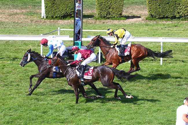 Photo d'arrivée de la course pmu PRIX PETIT FUTE (PRIX DES MAGNOLIAS) à CLAIREFONTAINE le Vendredi 26 août 2022