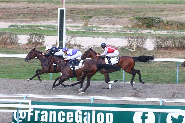 Photo d'arrivée de la course pmu PRIX DE LA RECONVERSION D'UN CHEVAL DE COURSE EN CHEVAL DE JUMPING (PRIX DES BERGERIES) à DEAUVILLE le Samedi 27 août 2022