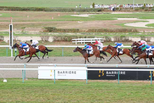 Photo d'arrivée de la course pmu PRIX HOTEL BARRIERE ''LE NORMANDY'' DEAUVILLE à DEAUVILLE le Dimanche 28 août 2022
