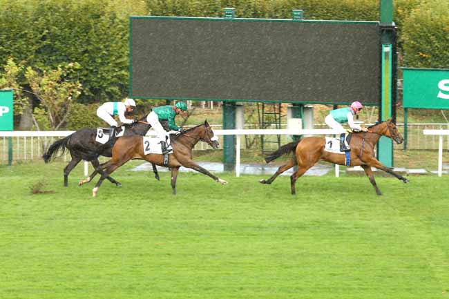 Photo d'arrivée de la course pmu PRIX RAVINELLA à SAINT CLOUD le Vendredi 9 septembre 2022