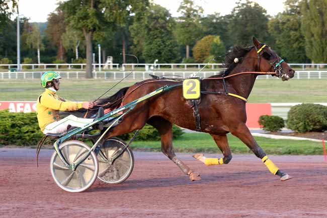 Photo d'arrivée de la course pmu PRIX DE JARNAC à ENGHIEN le Jeudi 29 septembre 2022