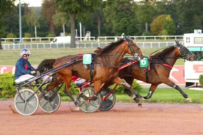 Photo d'arrivée de la course pmu PRIX DU PONT MARIE à ENGHIEN le Jeudi 29 septembre 2022