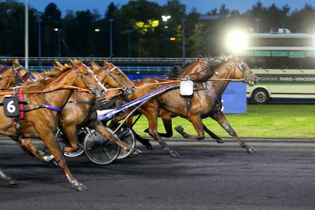 Photo d'arrivée de la course pmu PRIX TIMOCHARIS à PARIS-VINCENNES le Vendredi 30 septembre 2022