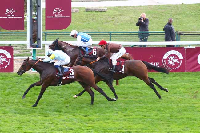 Photo d'arrivée de la course pmu QATAR PRIX JEAN-LUC LAGARDERE (GRAND CRITERIUM) SPONSORISE PAR MANATEQ à LONGCHAMP le Dimanche 2 octobre 2022