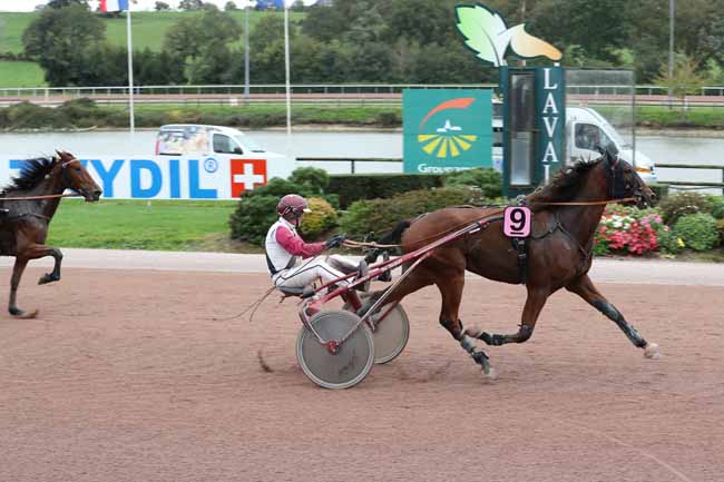 Photo d'arrivée de la course pmu PRIX ACTUAL (PRIX SEDUISANT FOUTEAU) à LAVAL le Mercredi 5 octobre 2022