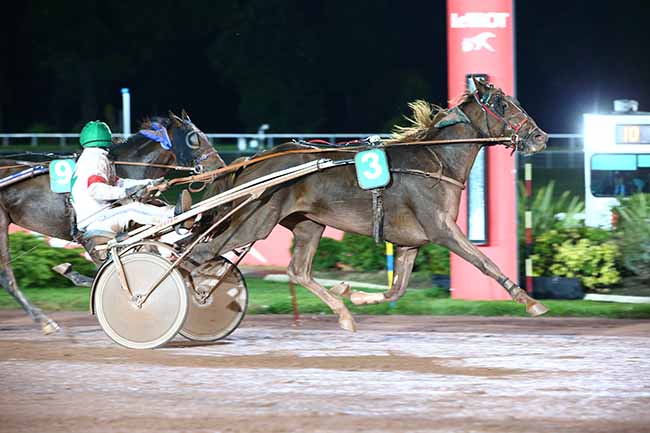 Photo d'arrivée de la course pmu PRIX DE MAURON à ENGHIEN le Jeudi 13 octobre 2022