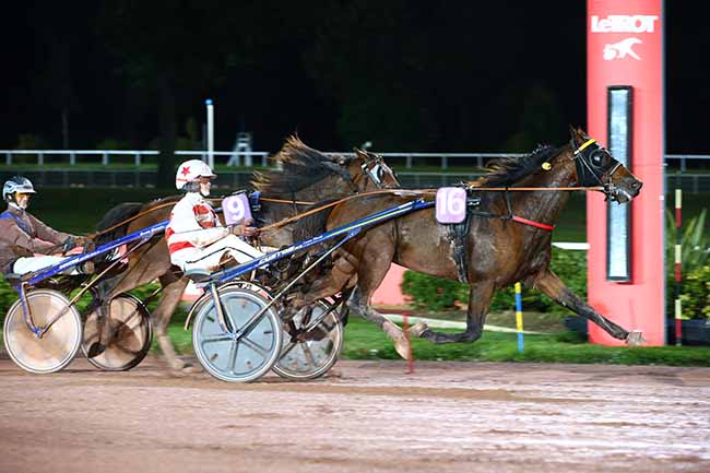 Photo d'arrivée de la course pmu PRIX DE LA PORTE DE CHAMPERRET à ENGHIEN le Jeudi 13 octobre 2022