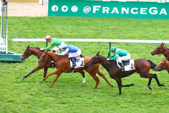 Photo d'arrivée de la course pmu PRIX DE LA CHAPELLE à LONGCHAMP le Dimanche 16 octobre 2022