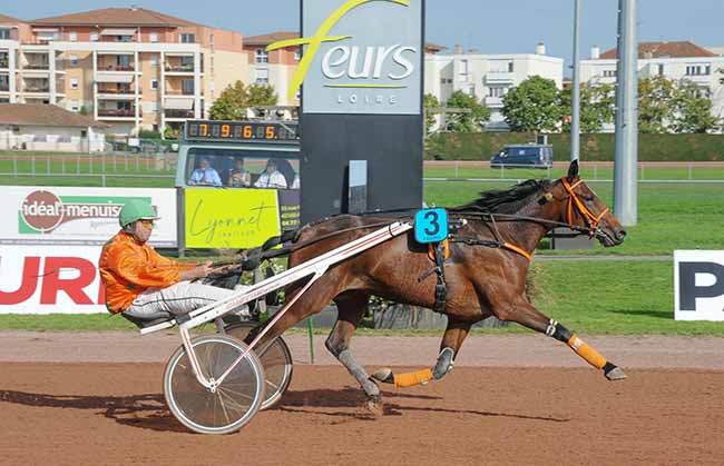 Photo d'arrivée de la course pmu PRIX DES AMATEURS à FEURS le Mercredi 19 octobre 2022