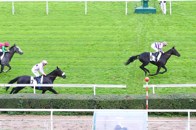 Photo d'arrivée de la course pmu PRIX DU HARAS DE LA HUME à SAINT CLOUD le Vendredi 28 octobre 2022