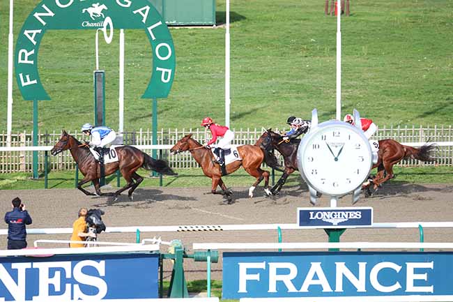 Photo d'arrivée de la course pmu PRIX DES DEESSES à CHANTILLY le Dimanche 30 octobre 2022