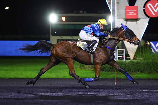 Photo d'arrivée de la course pmu PRIX LEONA à PARIS-VINCENNES le Vendredi 25 novembre 2022
