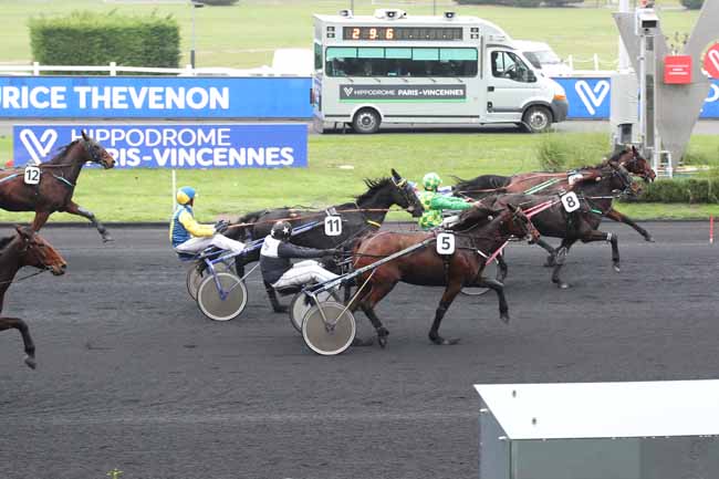 Photo d'arrivée de la course pmu PRIX MAURICE THEVENON à PARIS-VINCENNES le Samedi 26 novembre 2022