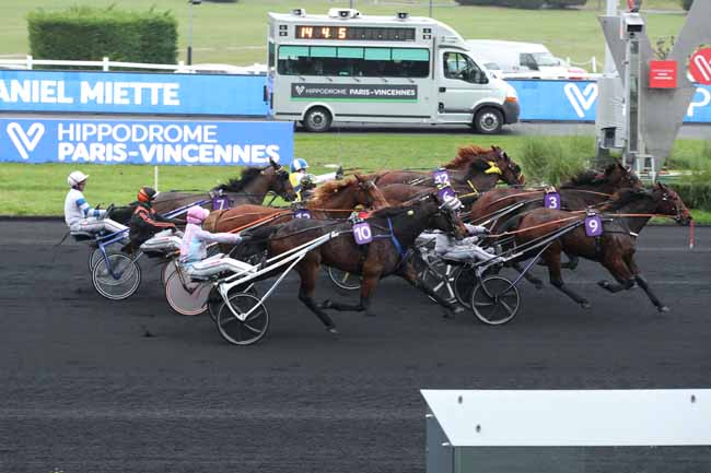Photo d'arrivée de la course pmu PRIX DANIEL MIETTE à PARIS-VINCENNES le Samedi 26 novembre 2022
