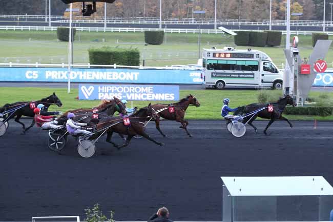 Photo d'arrivée de la course pmu PRIX D'HENNEBONT à PARIS-VINCENNES le Lundi 28 novembre 2022