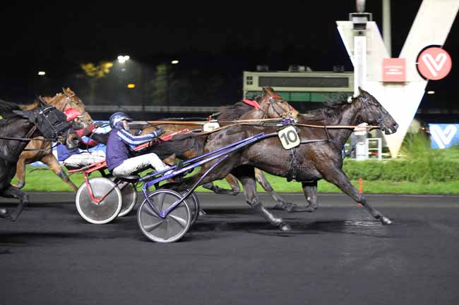 Photo d'arrivée de la course pmu PRIX MELUSINA à PARIS-VINCENNES le Vendredi 2 décembre 2022