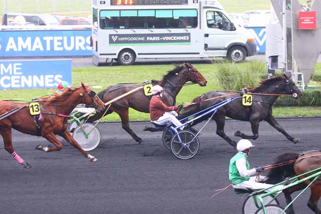 Photo d'arrivée de la course pmu FINALE DU GRAND NATIONAL DES AMATEURS à PARIS-VINCENNES le Dimanche 4 décembre 2022