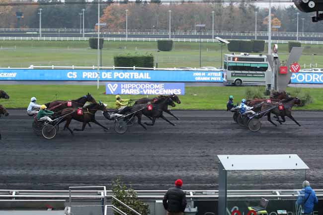 Photo d'arrivée de la course pmu PRIX DE PORTBAIL à PARIS-VINCENNES le Lundi 5 décembre 2022
